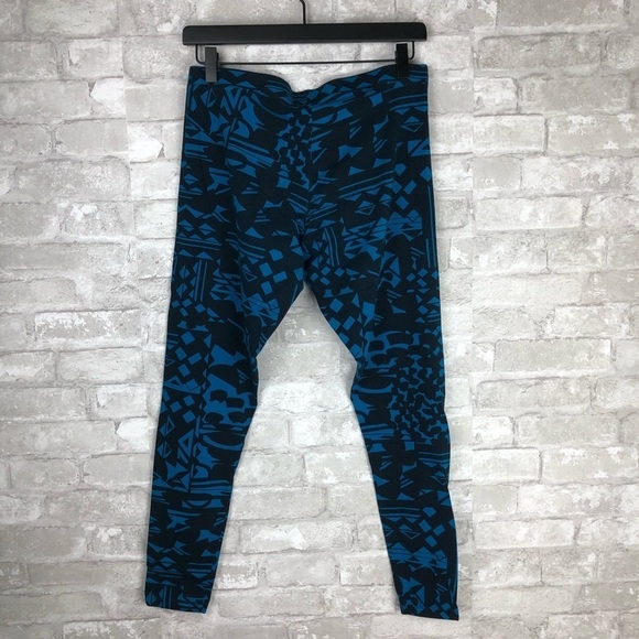 Victoria’s Secret Patterned Tee Shop Leggings - Picture 3 of 3